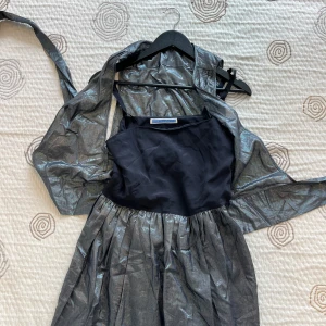 ELEY KISHIMOTO - lätt och elegant klänning  - Kvalitet och stil, till en billig peng - klänning och matchande väst. 