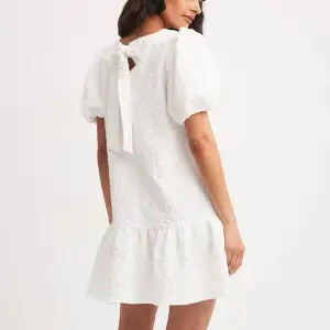 Så fin vit klänning från nakd. Aldrig använd och prislappen sitter kvar. Super fin klänning nu i sommar. Säljer då jag inte hann returnera❤️