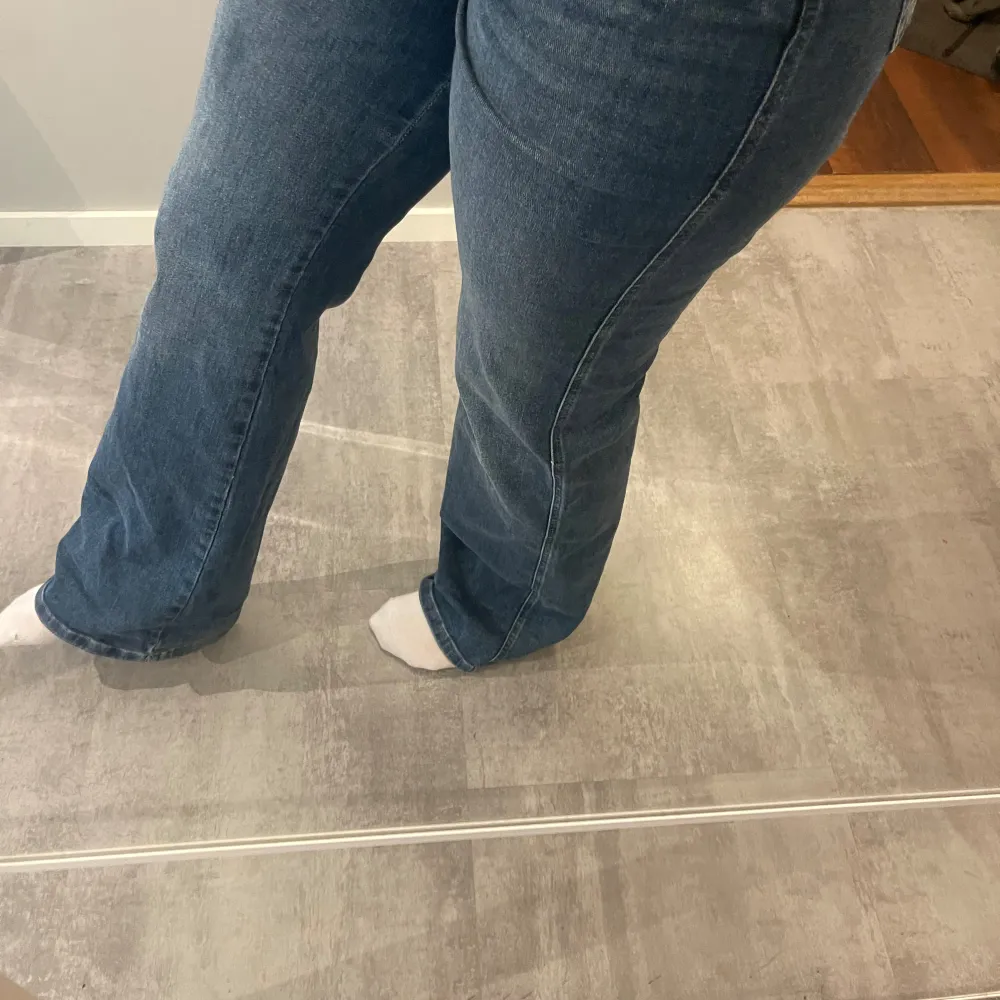 Säljer dessa snygga ”90’s boot” jeans från Lager 157 i storlek XL (snarare L) i full lenght. Dom är för långa för mig och jag är 167 cm.  Sköna och stretchiga. Använda men i fint skick. Tvättas innan frakt💙 Köparen står för frakten! Nypris: 400 kr. Jeans & Byxor.