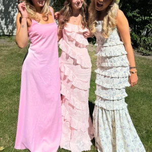 Volangklänning - Fint skick, använd en gång🫶