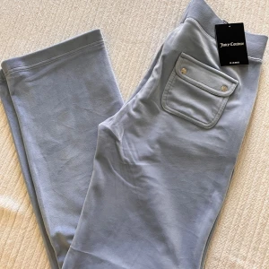 Juicy Couture byxor - Helt nya med prislapp! Färg: Della Robia Blue, Modell: Del ray pant
