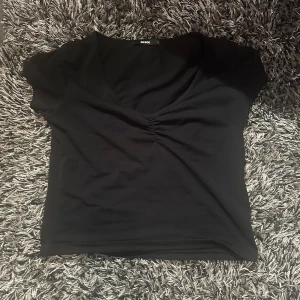 Svart tröja💕 - En svart tajt v- ribgad basic tröja. 💕💕💕