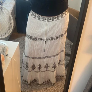 Zara långkjol - Väldigt fin lång kjol från zara💗använd max 2 ggr så skicket är som nytt💗köpt för 600 kr, pris kan diskuteras, storlek M men kan passa XS-S oxå, kom gärna med prisförslag vill sälja den snabbt 