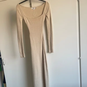 Stickad långklänning  - Stickad långklänning i storlek 34 från NAKD. Professionellt insydd