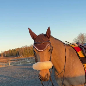 Huva - Brun huva i stl full, nästan oanvänd (Max 2 gånger) Jätte fin men hästen är såld, lite stor i storleken men häst över 160 eller stora öron passar 