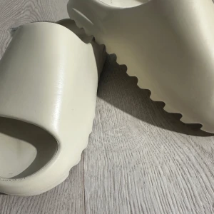 Yeezy slides beige - Cond 10/10 Storlek: 43