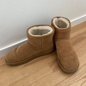 Uggs - Säljer ett par ”uggs” tror dom är köpta på din sko, lite märke i fram på skorna men annars bra skick.