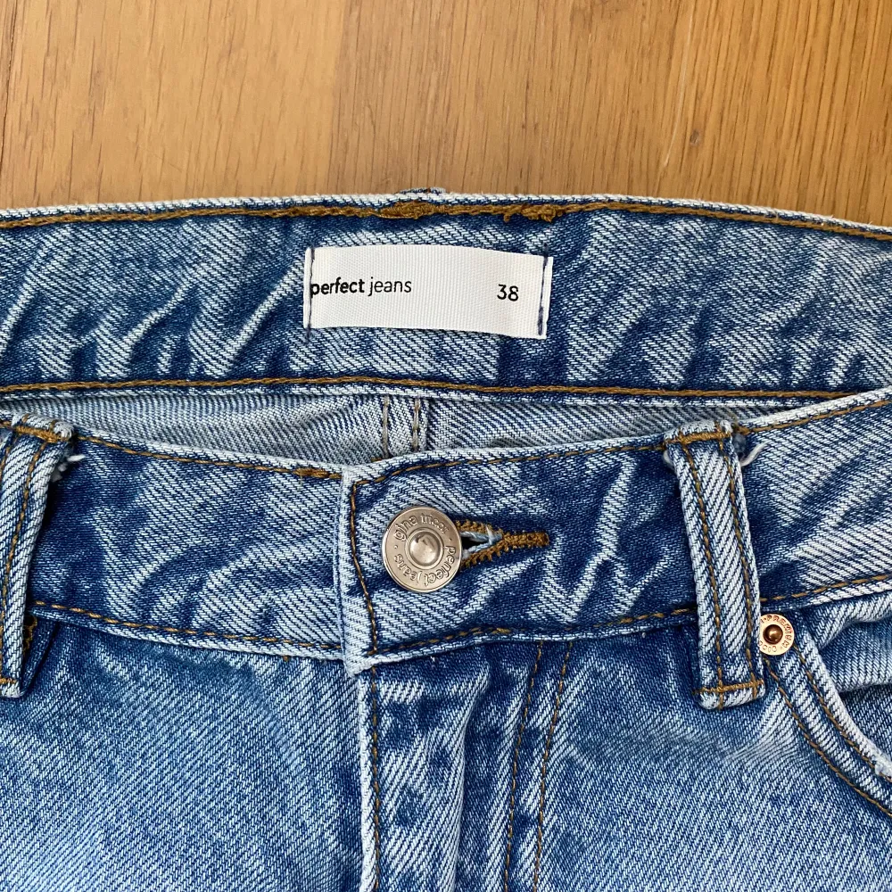 Såååå fina jeans från Gina som dessvärre är lite för stora för mig. Lågmidjade men sitter samtidigt bekvämt och snyggt! Nypris 500 kr. Köparen står för frakt💕💕. Jeans & Byxor.