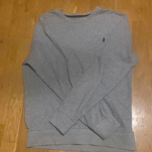 Hoodie - En jätte fin hoodie som liknar polo säljer den för jäkligt bra pris. 
