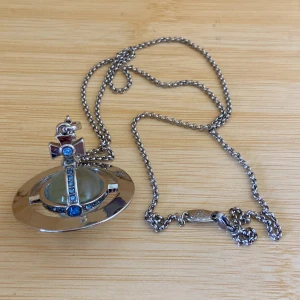 vivienne westwood halsband - Helt ny, är i bra kvalite, (ÄR PÅ SEMESTER SKICKAR ALL PAKET den 31e JULI)
