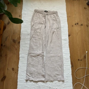 Beiga linnebyxor  - Beiga linnebyxor från Lager 157. Säljer pga för stora för mig 