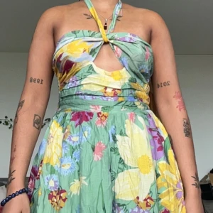 Somrig Maxiklänning - Maxiklänning i Strl S från H&M, använts endast en gång 