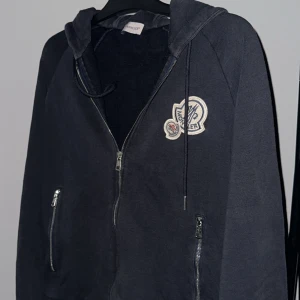 Moncler Double Logo Zip Hoodie - Moncler Double Logo Zip Hoodie🖤  Storlek: L (Liten i storlek) Skick: 7/10 Nypris: 5500kr (Slutsålda Worldwide) Mitt pris: 2400kr Frakt: Ingår📦  Tveka inte att höra av dig vid minsta frågan!