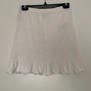 Kjol - Fin kjol från GinaTricot i storlek M, passar även storlek S