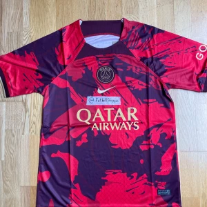 PSG fotbollströja  - Storlek S, sitter mellan en S och M. Säljer den billigt då jag försöker få ut mitt lager. 