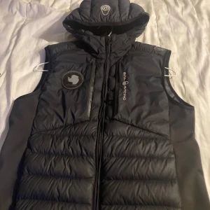 Sail racing väst - Västen är i mycket bra skick förutom ett litet hål på axeln men syns knappast alls jag har just satt en tejp bit över men behövs inte, pris går såklart diskutera