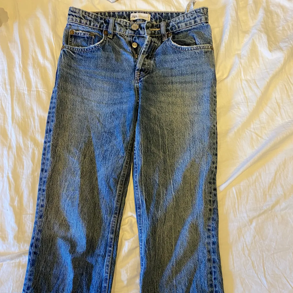 Säljer dessa jeans från zara då  jag inte använder dem längre. Säljer dem för 200kr st o för 300kr tillsammans💕. Jeans & Byxor.