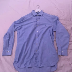 Ralph lauren skjorta - Säljer den snygga Ralph lauren skjorta. Skicket är 9/10 säljer den pga av att den är för stor. Ny pris 1600 mitt pris 399. Storleken är S men passar både S och M. Skriv ifall ni har några funderingar💪🏻