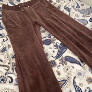 juicy!!!💞 - så fina juicy byxor i färgen brun, så sjukt mjuka o bekväma, jag älskar dessa byxor men det kmr tyvärr inte till användning längre, jötte bra sick💞💞 