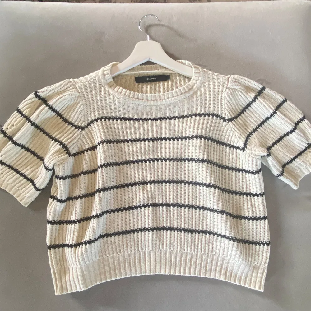 Perfekta pullover/tröjan från Vero Moda! S Oanvänd  Puffärmar  Small  Svart / vit  Perfekt skick  . Blusar.