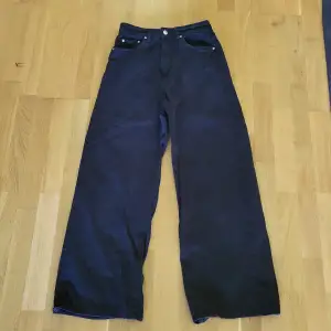 Snygga, svarta, högmidjade wide jeans från Gina Tricot, i storlek 36. Säljer då jag inte använder de längre Nypris 499 kr.  (Pris går att diskutera)