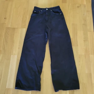 Svarta jeans - Snygga, svarta, högmidjade wide jeans från Gina Tricot, i storlek 36. Säljer då jag inte använder de längre Nypris 499 kr.  (Pris går att diskutera)