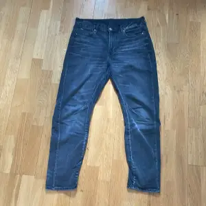 Säljer mina gråsvarta g star jeans för att dem inte passar mig längre. Har inte använt särkillt mycket så dem är i ett bra skick. Nypris 600.