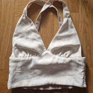 Halterneck sommar topp - Passar större byst Vet ej vilket märke då jag köpte dem second hand o de passa nt på mig 