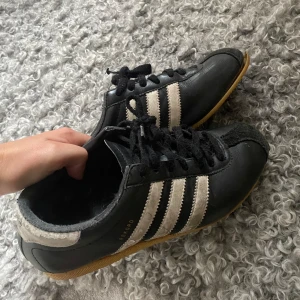 Adidasskor - Svarta adidasskor i dåligt skick, därav priset. Om det är någon som inte bryr sig eller som är bra på att renovera skor är de perfekta för de är så snygga! 