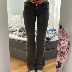 lågmidjade jeans  - jättefina jeans från gina tricot, strl 164 från barnavdelningen men passar mig som är 174, även reglerbar midja ❤️
