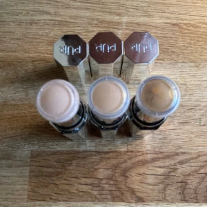 Pür concealer stick - Foundation stick i 3 olika nyanser 75kr st. Skyddsplast sitter fortfarande på👍  Porcelain Medium Warm tan  Gå in på purcosmetics för att kolla upp färg👍  
