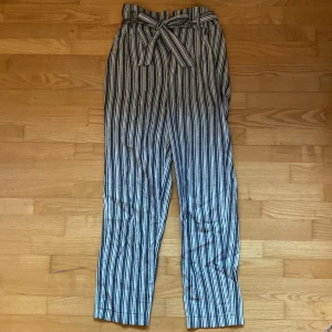 Randiga byxor  - Säljer dessa randiga byxor i ett mycket bra skick!! Säljer då de är lite korta till mig som är ca 170cm🩶