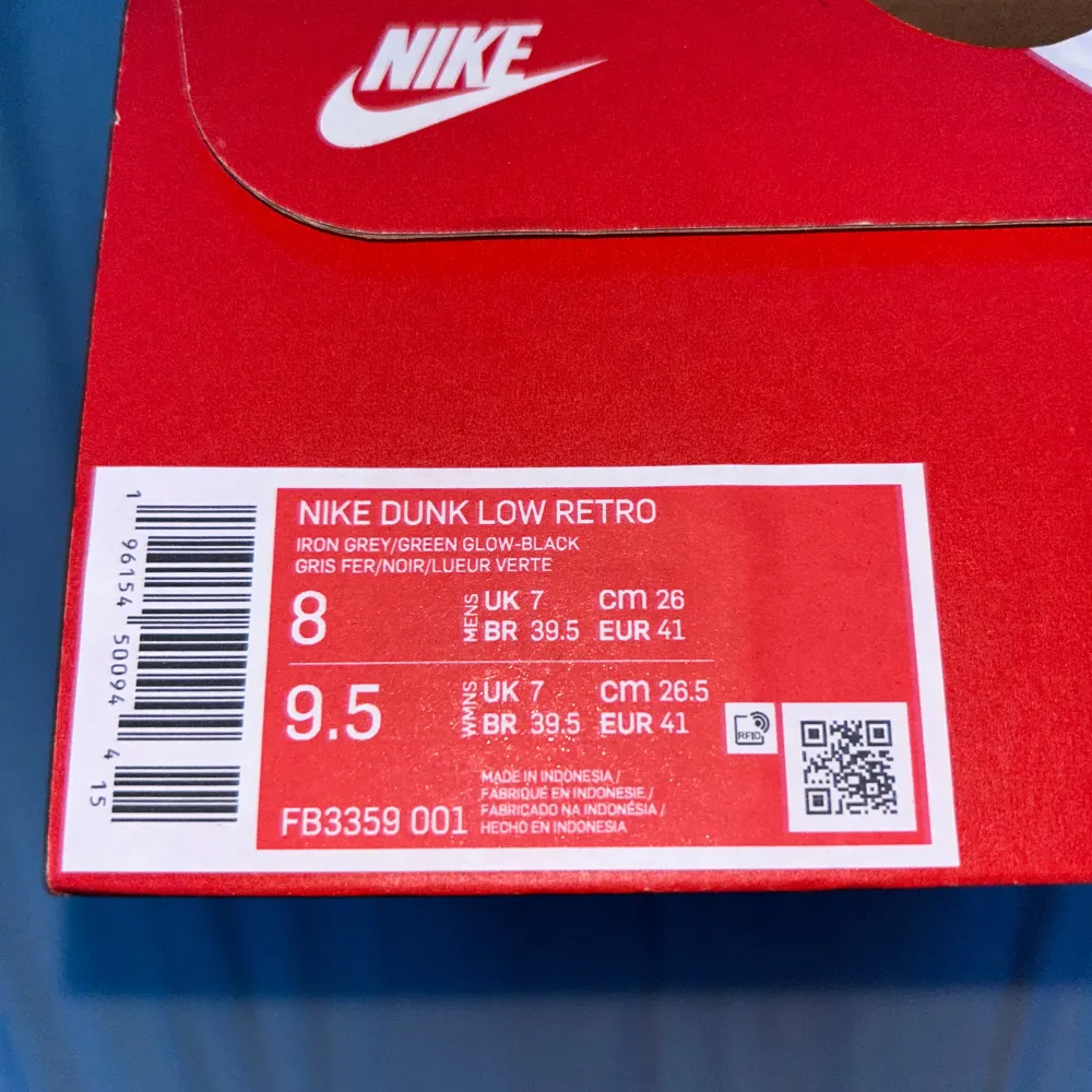 Ett par Nike dunks som är försmå och har använts vid 3 tillfällen jag köpte dessa för 1 899kr säljer därför dom för 800 pris kan diskuteras vid snabb deal . Skor.