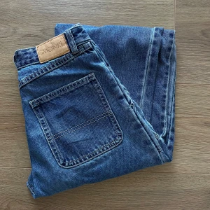 Croppade jeans - Supersnygga jeans från Monki i strl 26! Tyvärr för små för mig. Detaljer nedanför vänster bakficka.  Färgen återges bäst på bild 2 och 3.  