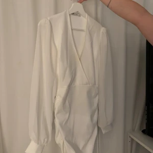 Vit klänning  - Vit klänning från Nelly💗 Som nyskick, använd en gång!  Storlek S!