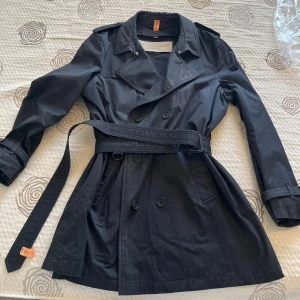  Burberry Black Trench - Klassiker - NY 10,000  - Fattas en knapp, 2a uppifrån vänster. Lätt fixat! Nytvättad hos kemtvätt.  Inköpt ca 2016. 