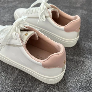 Sneakers - Näst intill helt oanvända skor! Super bekväma och fläckfria🩷