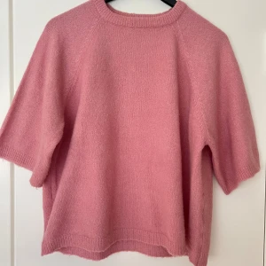 rosa stickad t-shirt - säljer min jättefina rosa stickade t-shirt i storlek XS då den aldrig kom till användning, helt i ny skick! skriv för fler bilder, köparen står för frakten 