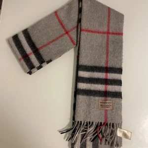 Burberry halsduk - Kashmir halsduk perfekt nu till hösten och vintern. Jätte skönt och snygg.  Inga skador och använt bara få gånger. Tveka inte på att höra av er ifall ni har fler frågor 