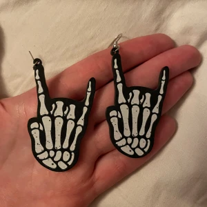 Coola örhängen - Säljer det här coola örhängena! Om du vill piffa upp din outfit extra mycket är dom här perfekt! Använd 1 gång men har bytt ”hänge” på dom för dom förra gick sönder så dom är som nya!