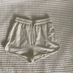 Vita mjukisshorts - Ett par vita mjukisshorts som passar perfekt en mysig kväll på sommaren eller som pyjamas