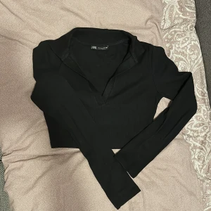 Svart topp - Svart kort topp från Zara, aldrig använd. S, men som XS.
