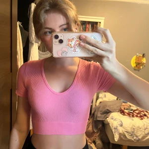 Crop-top - Rosa croptop med v-ringning som jag inte använder längre Skriv för frågor 💕💕🥰🥰