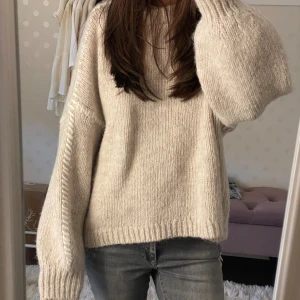 Stickad tröja - Så mysig stickad tröja från vero Moda med fina detaljer, nypris var 700kr! Inga defekter och som ny, storlek L men passar mig som är en S💕