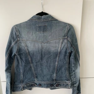 Jeansjacka  - Säljer denna coola jeans jacka ifrån gul & blå. Jättefin kvalite och mycket sparsamt använd ✨