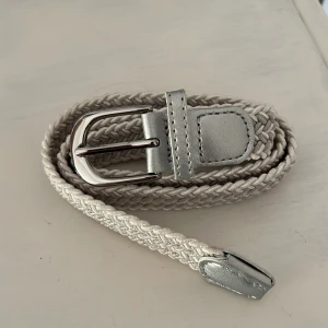 Bälte - Flätat bälte. Helt nytt, aldrig använt. 84cm långt och elastiskt.