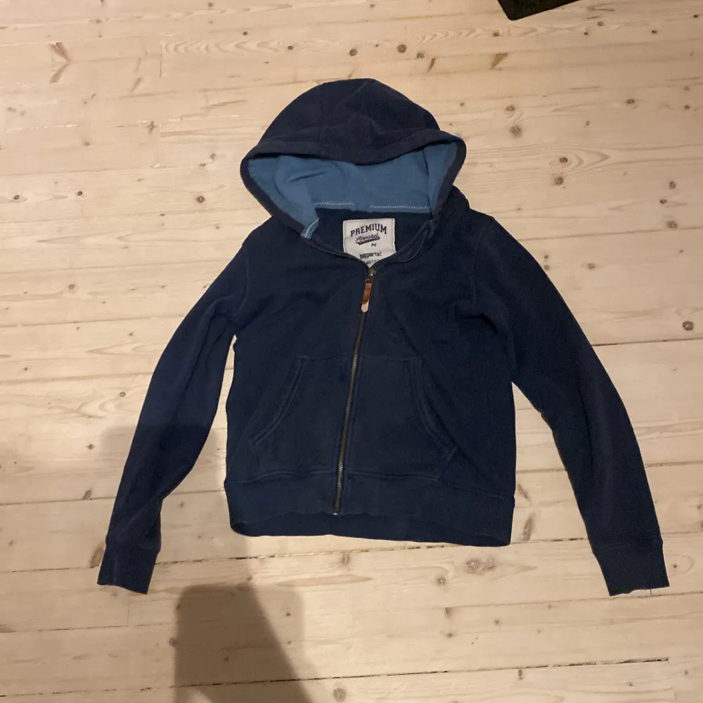 Säljer denna premium Peppert hoddie i storlek 146/152  men passar dig som är 150-155 skicket är 6/10 den är använd mycket men funkar fint. Säljer den pga att den inte passar längre om ni har några frågor är det bara att fråga. Priset är inte fast.. Hoodies.