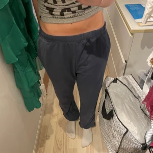 Blåa mjukisbyxor  - Blåa mjukisbyxor som använts en gång. Köpta från lager 157. Passar perfekt att ha hemma och ta det lungt eller till gymmet. Det finns snören och resår i midjan samt vid fötterna. 