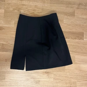 kjol med slit - kort kjol med liten slit 