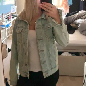 Jeans jacka  - Jeans jacka helt nyskick, komemr inte till användning:( Jättefin! Ljusblå🥺😍